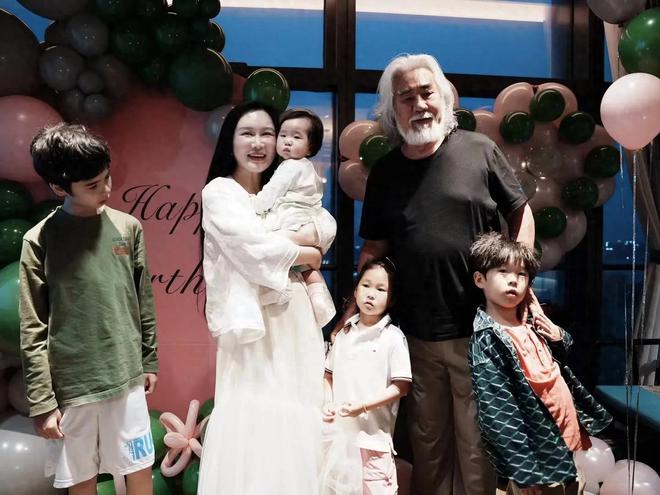 张纪中为老婆办生日宴四个孩子在场杜星霖好美头发又黑又多